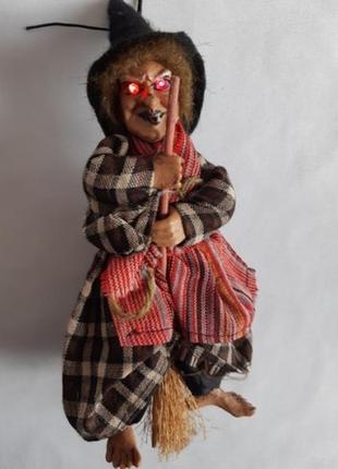 Статуэтка кукла баба яга хэллоуин. хохочет и светятся глаза