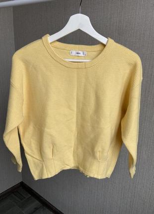 Свитшот нежно желтый свитер