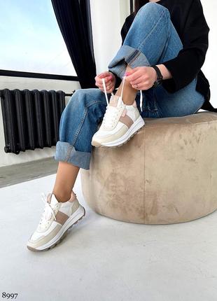 Кожаные кроссовки бежевые на каждый день