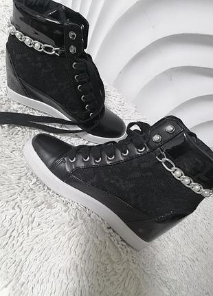 Крутые кроссовки от guess