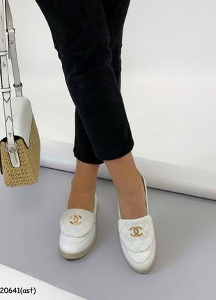 Идеальные белые натуральные классические базовые лоферы туфли