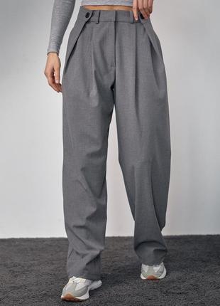 Классические брюки с акцентными пуговицами на поясе6 фото