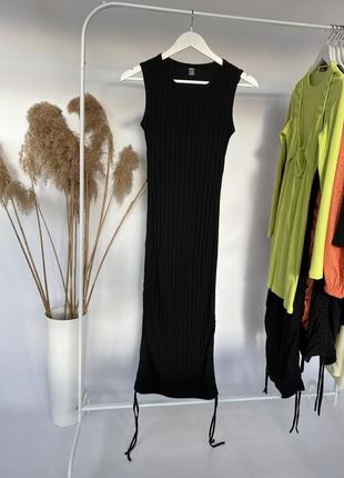 Актуальна міні сукня по фігурі в рубчик на стяжках трендове міді плаття на зав’язках сарафан на шнурівці9 фото