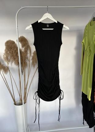 Актуальна міні сукня по фігурі в рубчик на стяжках трендове міді плаття на зав’язках сарафан на шнурівці2 фото
