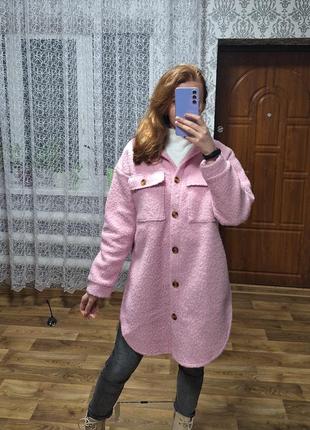 Тепла довга верхня сорочка пальто рожевого кольору буклє баранчик4 фото