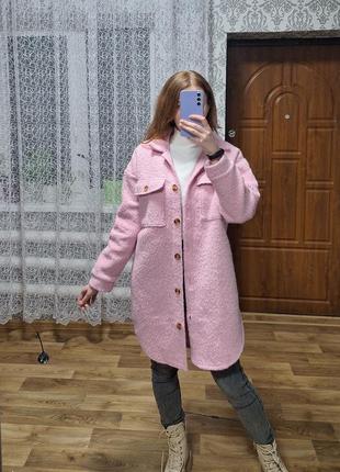 Тепла довга верхня сорочка пальто рожевого кольору буклє баранчик5 фото