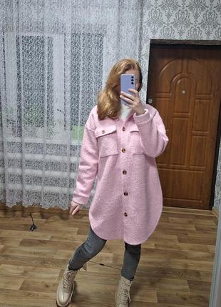 Тепла довга верхня сорочка пальто рожевого кольору буклє баранчик1 фото
