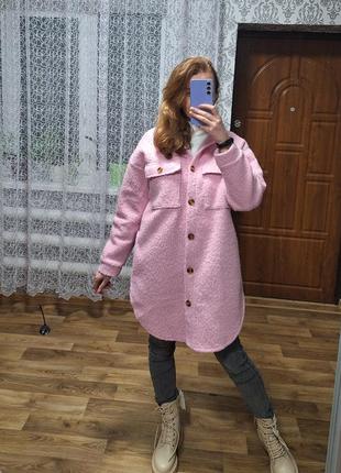 Тепла довга верхня сорочка пальто рожевого кольору буклє баранчик2 фото