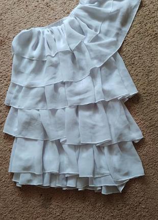 Платье на одно плечо воланами