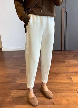 Теплые белые спортивные штаны джоггеры m-l 46-48 размер