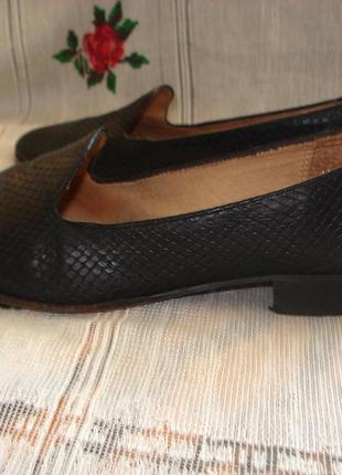 Туфли черного цвета"под змеиную кожу"р.37,македония.2 фото