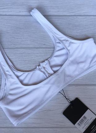 Белый верх бикини на пуговицах в рубчик