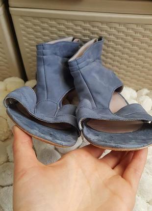 Кожаные босоножки на низком каблуке голубые сандали гладиаторы9 фото