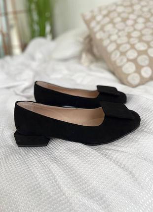 Велюровые черные туфли на низких каблуках3 фото