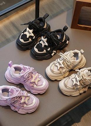 Стильные кроссовки