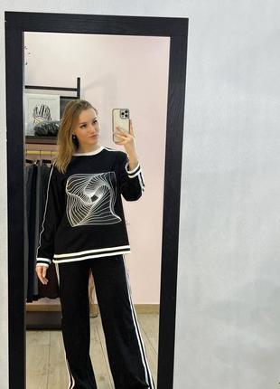 Костюм женский черный оверсайз кофта с принтом штаны свободного кроя на высокой посадке с карманами качественный стильный трендовый