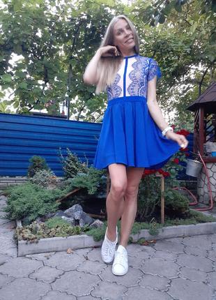 Красиве плаття синього кольору з мереживом від missguided