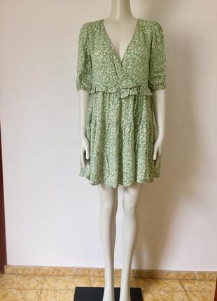 Мини-платье с цветочным принтом на рукавах резинки stradivarius