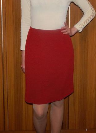 Червона спідниця