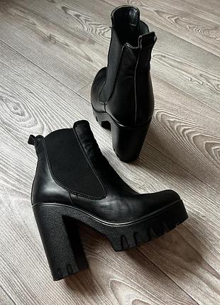 Стильні та комфортні ботіночки на масивних підборах