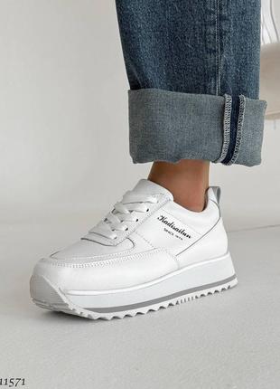 Стильные базовые белые кроссовки кожаные на повышенной подошве