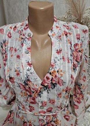 Блуза в цветы с пояском2 фото