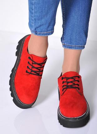 Червоні туфлі в стилі dr. martens