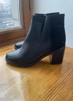 Женские черные ботинки на удобном каблуке