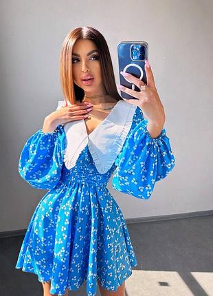 Мини платье в цветы с акцентным воротником