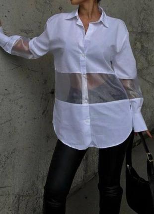 Женская рубашка с прозрачной вставкой.