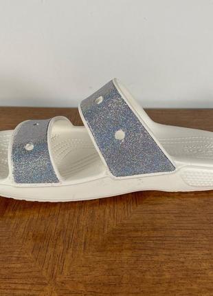 Крокс шльопки білі з срібним напиленням crocs classic crocs glitter sandal multi2 фото