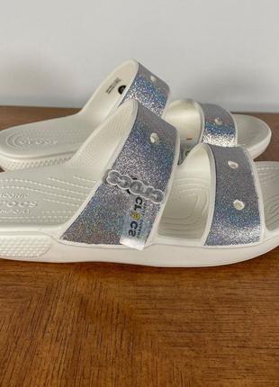 Крокс шльопки білі з срібним напиленням crocs classic crocs glitter sandal multi8 фото