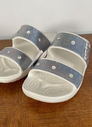 Крокс шльопки білі з срібним напиленням crocs classic crocs glitter sandal multi9 фото