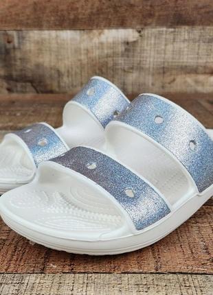 Крокс шльопки білі з срібним напиленням crocs classic crocs glitter sandal multi10 фото