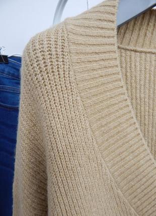 Бежевый удлиненный свитер джемпер свободного кроя оверсайз с v вырезом v-образным6 фото