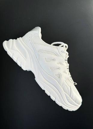 Білі базові жіночі кросівки на високій підошві потовщеній