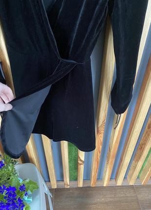 Черный бархатный/велюровый комбинезон шортами на запах8 фото