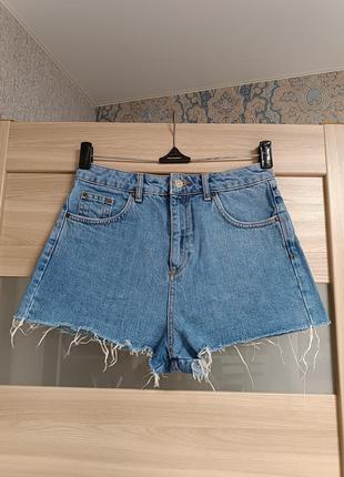 Стильные актуальные джинсовые шорты момы необработанный низ6 фото