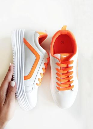 Код: 002 кеди білі з оранжевою полоскою