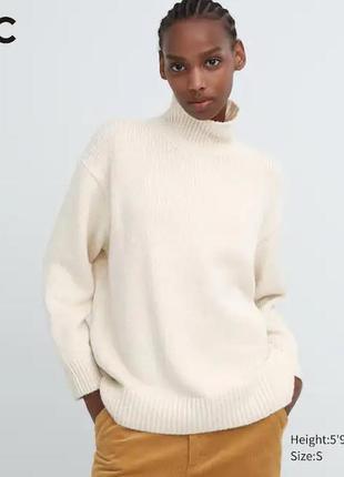 Мягкий очень комфортный свитер молочного цвета гольф японского бренда uniqlo soft knit high neck long-sleeve sweater