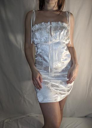 Атласное мини платье винтаж ретро цветы цветочный принт на завязках1 фото