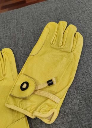 Красивые кожаные перчатки без подкладки жёлтого цвета2 фото