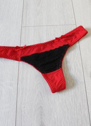 Червоні трусики з мереживом