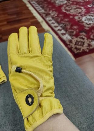 Красивые кожаные перчатки без подкладки жёлтого цвета7 фото
