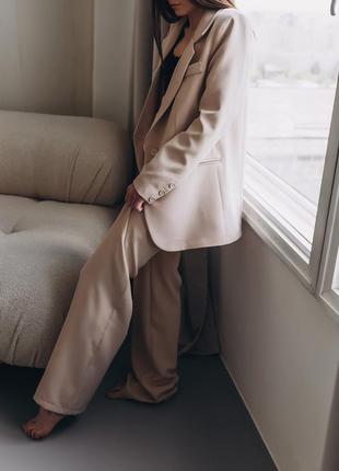 Класичний костюм. пісочно- бедивого кольору. штани палацо, дуже стильно виглядає.1 фото