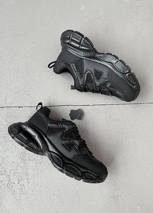 Легкие черные кроссовки из натуральной кожи и сетки