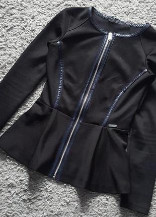 Оригинал.фирменный,стильный,красивый пиджак-жакет с баской guess