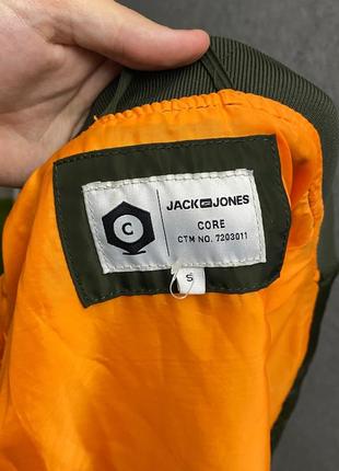 Зелена куртка бомбер від бренда jack&amp;jones6 фото