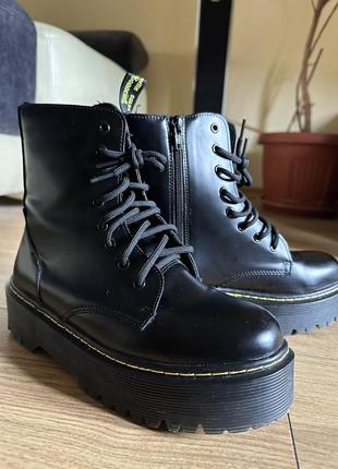 Жіноче взуття dr. martens