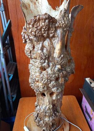 Напольный светильник из натурального дерева.